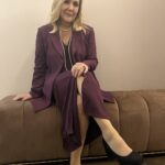Sumru Yavrucuk Instagram – Ekşi Sözlük’te bir eleştiri:
tuzla belediyesi idris güllüce kültür merkezinde shirley valentine adlı oyununu izledim. sumru yavrucuğun takıntılı biçimde seyirciyle uğraşması rahatsız edici oldu. kahve içip yanındakine bir şey söyleyene burası kahve değil konuşamazsın işten çıkıp oraya giden ve hayli durgun olan oyunda uykuya yenik düşen adama hey allahım otel değil ki burası beyefendi uyanın demesi.. engelli arkadaşımız telefonu tutmaya çalışırken kamerasının sahneye denk gelmesiyle ‘siz burayı mı çekiyorsunuz yapamazsınız zaten zor oynuyorum bugün, hey allahım sabır ver’ şeklindeki konuşmaları kendisinden epey bir soğutmuştur. arkadaş ben tutamıyorum telefonu dese de ciğerleri de rahatsız olduğu için sesi çıkmadı. fırçalanmamak için güldük oyunda neye takılacağı belli olmuyordu.
devamını okuyayım 
Yurt dışından gelen bir sanatçıya bu yapılsa neler yazardı bu arkadaş kim bilir?
Tek kişilik bir oyun oynuyorsun Davetiye alarak oyun izlemeye gelen en öndeki arkadaş karısının omzunda ilk dakika uyumaya başlıyor.diğeri kahve içerek duyacağım şekilde yanındakiyle konuşuyor.bir telefon ışığı gözümde dakikalarca!
Hatta neredeyse yalvaracaktım,oyunu bırakmamak için…Tiyatro izleme adabını bırakalı epey oldu anlaşılan.Belediye hizmet için oyunu”ücretsiz” yapıyor.Bu her şey serbest anlamına gelmiyor değil mi?