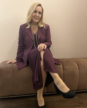 Sumru Yavrucuk Instagram - Ekşi Sözlük’te bir eleştiri:
tuzla belediyesi idris güllüce kültür merkezinde shirley valentine adlı oyununu izledim. sumru yavrucuğun takıntılı biçimde seyirciyle uğraşması rahatsız edici oldu. kahve içip yanındakine bir şey söyleyene burası kahve değil konuşamazsın işten çıkıp oraya giden ve hayli durgun olan oyunda uykuya yenik düşen adama hey allahım otel değil ki burası beyefendi uyanın demesi.. engelli arkadaşımız telefonu tutmaya çalışırken kamerasının sahneye denk gelmesiyle 'siz burayı mı çekiyorsunuz yapamazsınız zaten zor oynuyorum bugün, hey allahım sabır ver' şeklindeki konuşmaları kendisinden epey bir soğutmuştur. arkadaş ben tutamıyorum telefonu dese de ciğerleri de rahatsız olduğu için sesi çıkmadı. fırçalanmamak için güldük oyunda neye takılacağı belli olmuyordu.
devamını okuyayım 
Yurt dışından gelen bir sanatçıya bu yapılsa neler yazardı bu arkadaş kim bilir?
Tek kişilik bir oyun oynuyorsun Davetiye alarak oyun izlemeye gelen en öndeki arkadaş karısının omzunda ilk dakika uyumaya başlıyor.diğeri kahve içerek duyacağım şekilde yanındakiyle konuşuyor.bir telefon ışığı gözümde dakikalarca!
Hatta neredeyse yalvaracaktım,oyunu bırakmamak için…Tiyatro izleme adabını bırakalı epey oldu anlaşılan.Belediye hizmet için oyunu”ücretsiz” yapıyor.Bu her şey serbest anlamına gelmiyor değil mi?