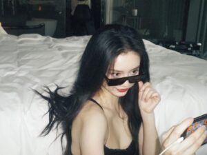 Sun Yihan Instagram - 🕶️