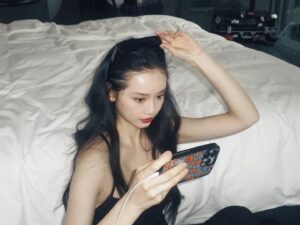 Sun Yihan Instagram - 🕶️