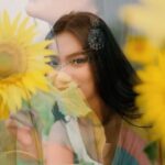 Sunerah Binte Kamal Instagram – My first sunflower garden tour🌻🌙

Draped in the most comfortable piece 🤍
Perfect for a Spring Eid season.

🎥 @kkowshikk