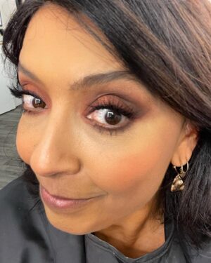 Sunetra Sarker Instagram - On my search for discovering new eye looks. Always a treat  to get made up by @makeupcouk using @victoriabeckham eye make up paired with @vasanticosmetics concealer and extra help from @revitalashuk #asianeyes #nofilter #asianmakeuplooks #britishasianwomen #versatilemakeup #loosewomen #eyematching