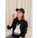 Sung Yu-ri Instagram - 🤍 유기동물 산타 프로젝트 🤍 ⠀ 제가 울 집 막둥이 뿌잉이를 직접 그려서 맨투맨&스티커를 만들었습니다. ⠀ 올 겨울 소외된 유기견들에게 산타가 되어주실거죵? 🎅 ⠀ "사람들에게서 받지 못한 헌신적인 사랑과 위로를 나에게 안겨준 소중한 동생 잉잉이와 자식 같은 존재인 밍밍, 뚜뚜, 뿌잉이에게 받은 사랑을 다른 강아지와 동물들에게 보답해 주고 싶은 마음에 함께하게 되었습니다” ⠀ * 크리스마스(12/25)까지 판매된 수익은 전액 애기들에게 기부될 예정이에요~😁 ⠀ ⠀ #유기견 #기부 #기부프로젝트 #유기동물_산타_프로젝트 #수익금_전액기부 #치료비 #사료비 #뿌잉이 #직접_그린_뿌잉이 #막내공주뿌잉 #뿌잉맨투맨 #뿌잉스티커 #뿌잉캐릭터 ⠀ 네이버 스토어 👉 https://smartstore.naver.com/jujutravel (제 인스타 프로필 하단에 사이트 주소 누르시면 바로 보실 수 있어요~😁) ⠀