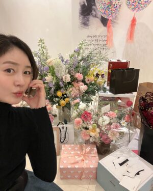 Sung Yu-ri Instagram - 감사하고 사랑합니다💕