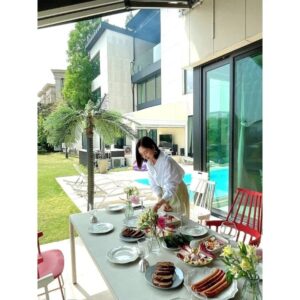 Sung Yu-ri Instagram - 언니들 덕분에
힐링 타임^^
(길게 찍어줘서 고마워 근데 눈코입이 없네 싼아🤣)