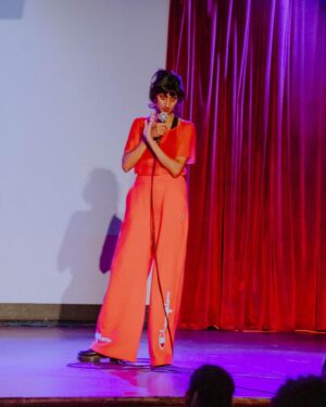 Sunita Mani Instagram - When u ask me to do a tight 10 ⛑
.
.
.
.
Diwali Party @bellhouseny // Photos we j’adore by @bridgetbadore ❤️