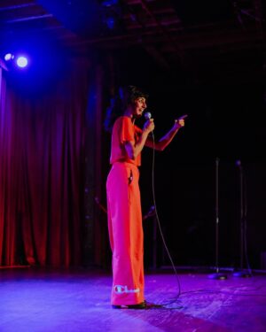 Sunita Mani Instagram - When u ask me to do a tight 10 ⛑
.
.
.
.
Diwali Party @bellhouseny // Photos we j’adore by @bridgetbadore ❤️