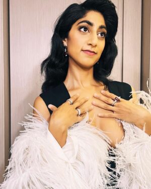 Sunita Mani Instagram - Feeling the love and spirit from our premiere 💫 it was a gem of a night! And a fantastic team of support and glam, love ye xoxo
.
.
.
Styled by @sarahslutsky 
Hairola by @seijinyc 
Makeup by @kirinstagram
Handhold by @stephanievkazanjian