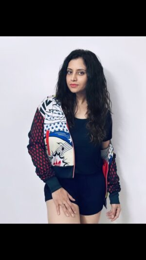 Sunitha Varma Instagram - Every now and then, love to let my curls shine! ✨ 
.
.
.
#curlyhairvibes #curlyhair #naturalcurls #hairjourney #curlpower #curlyhairinspiration #curlyhairgoals #curlsfordays #réel #instareels #trendingreels #curlyhairstyles #reellife #curlyhairroutine #curlygirl