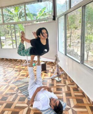 Sunitha Varma Instagram - Upside down smiles and endless laughter. That’s acro yoga! 🧘‍♀️ #acroyogafirsttry
.
.
.
#yogalife #acroyoga #acrofun #yogabliss #smiles #fun #acrolove #firstattempt