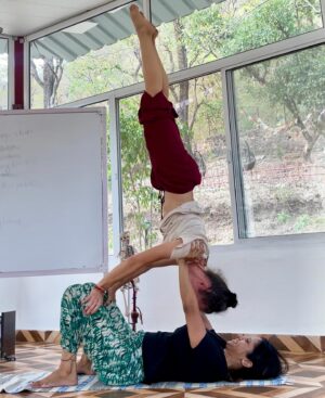Sunitha Varma Instagram - Upside down smiles and endless laughter. That’s acro yoga! 🧘‍♀️ #acroyogafirsttry
.
.
.
#yogalife #acroyoga #acrofun #yogabliss #smiles #fun #acrolove #firstattempt