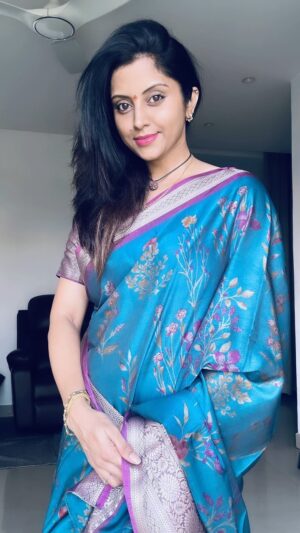 Sunitha Varma Instagram - This song’s on repeat!  Had to put together a reel showcasing the amazing song! ✨🎶 what do you think, loose hair or tied hair? 
.
.
.
#reeladdiction #trendingreel #reellife #vijaydeverakonda #sidsriramsongs #vibes #bluesaree #sareelove