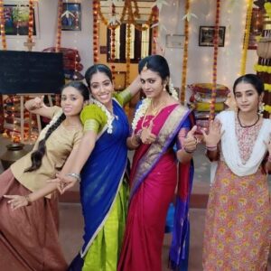 Sunitha Srinivasan Instagram - Trending with #annasisters 
#sunitha #thara #preetha #hema #preethasuresh #preethareels #preetha_suresh21 #instaviralvideo #instaviral #reelsinsta #annaserial #dancereels #trending #viral #explore #popular