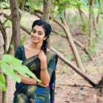 Sunitha Srinivasan Instagram - Feel this song with Super climate and super location 🎶🎼🎶🎼 #ilayaraja #songs #climate #situationsong #instagram #anna #serial #rathna #zeetamil