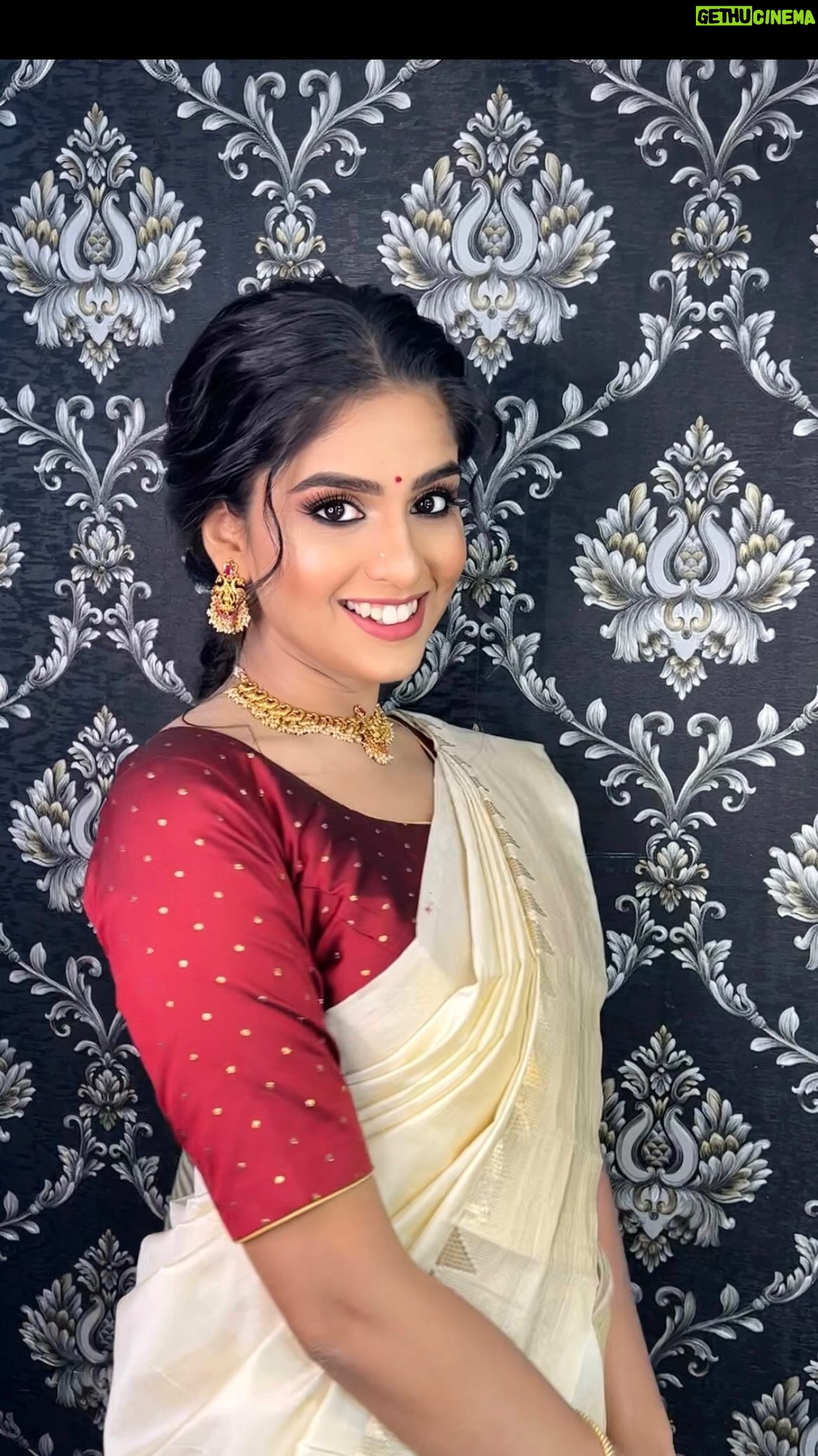 Sunmeera Nagesh Instagram - Rang jo lagyo re ❤️❤️❤️ #makeupbysunilsaha ✨ . @sunmeera.nagesh