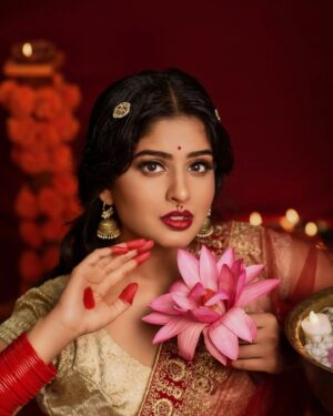 Sunmeera Nagesh Instagram - Laal.
.
Makeup:@glamupwithjyoti 
Picture Credit:@yuvraj_bhuban