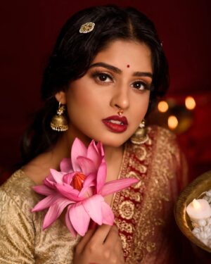 Sunmeera Nagesh Instagram - Laal.
.
Makeup:@glamupwithjyoti 
Picture Credit:@yuvraj_bhuban
