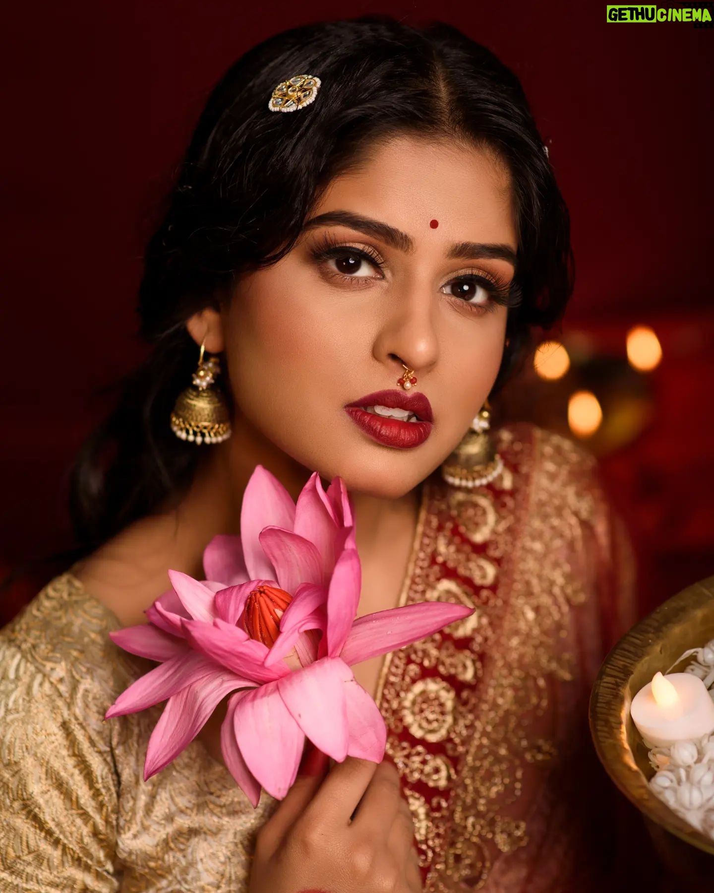 Sunmeera Nagesh - 9.8K Likes - Laal.
.
Makeup:@glamupwithjyoti
Picture Credit:@yuvraj_bhuban