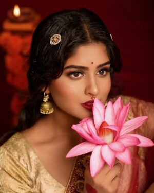 Sunmeera Nagesh Instagram - Laal.
.
Makeup:@glamupwithjyoti 
Picture Credit:@yuvraj_bhuban