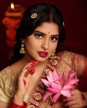 Sunmeera Nagesh Instagram - Laal.
.
Makeup:@glamupwithjyoti 
Picture Credit:@yuvraj_bhuban