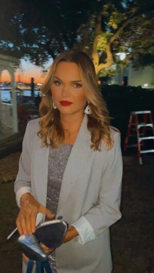 Sunny Mabrey Instagram - ‘Bout to shoot that gazebo kissing 💋 scene in #GirlsGetawayGoneWrong. Watch it on @tubi! Thanks for the shot @kellzatlstylist and for the fab hair/makeup/wardrobe @_cincodemaya #FolliesLLC 💕 #GGGW #tubi #movie #film #thriller #blonde #hair #makeup #savannah