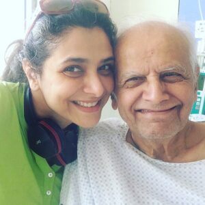Supriya Pilgaonkar Instagram - This is my dad ... he actually called me to say he loved my dancing video ( which I had put it in archive ) he and mom 81 and 75 said , that they are very very proud of me ,and they like to see me getting so much love from you guys. ... so I decided to put my archive videos back. ... how parents rule their children even at this age 🤗love all the mums n dads