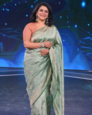 Supriya Pilgaonkar Instagram - It’s always a great pleasure to be surrounded by talented kids ..with husband in arm 😍on the sets on super dancer 

Outfit:- @trisvaraa 
Jewellery:- @tlmconsultancy 
Styling :- @nidhikurda