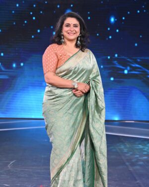 Supriya Pilgaonkar Instagram - It’s always a great pleasure to be surrounded by talented kids ..with husband in arm 😍on the sets on super dancer 

Outfit:- @trisvaraa 
Jewellery:- @tlmconsultancy 
Styling :- @nidhikurda