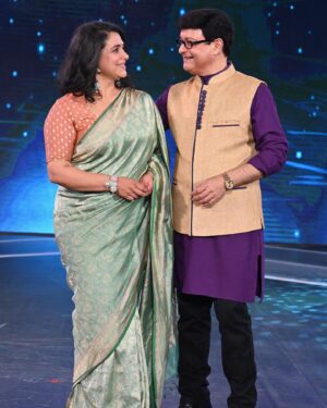 Supriya Pilgaonkar Instagram - It’s always a great pleasure to be surrounded by talented kids ..with husband in arm 😍on the sets on super dancer 

Outfit:- @trisvaraa 
Jewellery:- @tlmconsultancy 
Styling :- @nidhikurda