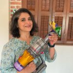 Supriya Pilgaonkar Instagram - I see what you don’t see Jack ! 🙄Look ! Did you see. ? But don’t you worry , mom is going to take care quickly. ! It’s so easy. ! Done. !!❤️ ❤️Love you Cleaning is therapeutic- and much more fun with my Dyson V12. Jack and I approve 😇 #DysonIndia#DysonHome#gifted