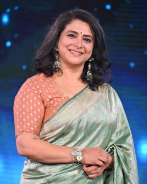 Supriya Pilgaonkar Instagram - It’s always a great pleasure to be surrounded by talented kids ..with husband in arm 😍on the sets on super dancer 

Outfit:- @trisvaraa 
Jewellery:- @tlmconsultancy 
Styling :- @nidhikurda
