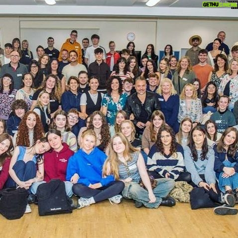 Suranne Jones Instagram - Visiting the @actor_tribe Adult class🙏 Thank you for having me and sharing your stories and asking brilliant questions. ( I’m in that photo somewhere!) Thanks to @jennifer_boardman and @officialleeboardman for asking me to host two master class Q and A’s …. I’ll be back soon. As I patron of 10 years I can highly recommend these classes and the care and commitment of all the teachers. Register at www.actortribe.co.uk All details in link in bio over @actor_tribe
