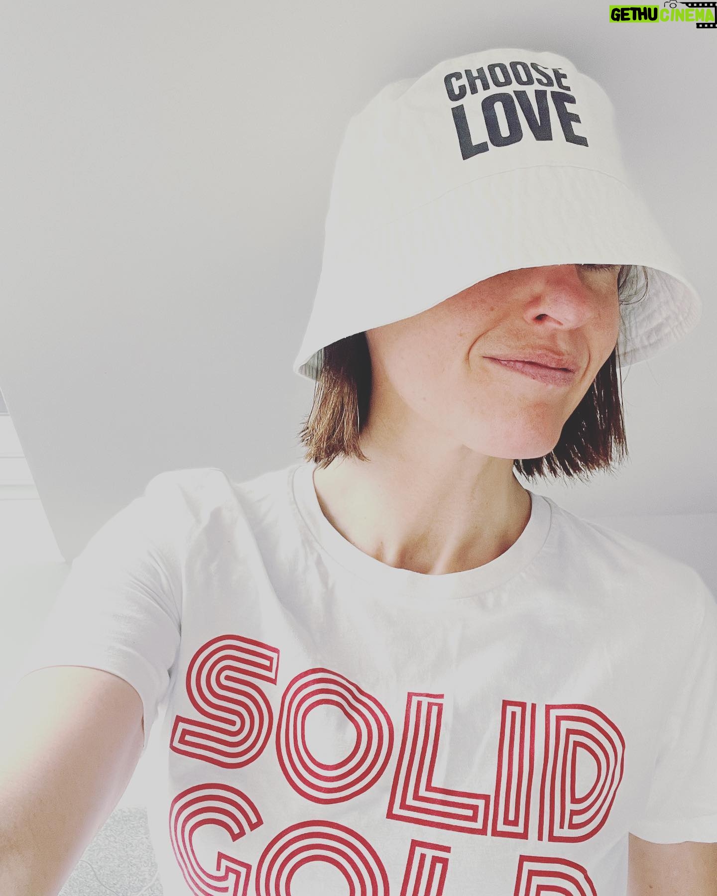 Suranne Jones Instagram - New @chooselove merch available on @tkmaxxuk now. Proceeds go to Choose Love's vital work supporting refugee children with everything from education to food and safe housing. Cool hat🫶 donate by purchasing 🫶 sun protection 🫶 spreading the choose love message 🫶 don’t have to do your hair or make up when wearing 👌👌👌🫶 @chooselove