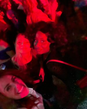 Susan Wokoma Instagram - ‘the tickets are bloodclart expensive!!!’ - speech of the night goes to @astrominx 😂😂😂

Baby’s first Oliviers, done! 
I’ll always be your last minute plus one @stephdittmer !! 💓