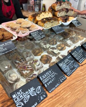 Susan Wokoma Instagram - @stephanieyeboah said ‘South East London, pull up!’ We said ‘Say less 🫡’ Started in 2020 by @bunheadbakes , Palestinian and Black owned @thebunheadbakery aims to spread awareness of Palestinian culture and bring people together through gorgeous tasty baked goods - and 100% of their profits from their ‘We Are Palestinian’ products go to the Palestinian Journalist Syndicate. 

Not an ad or anything. Just spreading the word. 
(The OG Cinnamon is 👌🏿)

(Big queues! Go early!)

#CeasefireNOW 
#freepalestine🇵🇸 
#dulwichroad
#artists4ceasefire
#bakery 
#bakedgoods
#smallbusiness
#palestinianowned
#blackowned