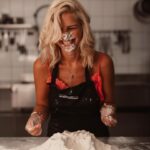 Susan Sideropoulos Instagram - Aaaahhhhh hahahahahah Das ich mal diese Ankündigung schreiben würde, hätte wohl niemand gedacht - vor allem nicht ICH 😂😂😂 🥁 Ich bin in der neues Staffel „Das große Promi backen“ dabei. Das Spektakel startet am Valentinstag 14.2 um 20.15 Uhr in @sat.1 Liebe Leute, ich kann euch jetzt schon sagen - das wird der absolute Wahnsinn! Ich habe die 24 Jahre die ich nun im TV unterwegs bin, ALLES mit kochen und backen abgesagt, weil ich es weder mag noch kann🙈 Ob sich das geändert hat??? Schaltet unbedingt ein. Und an dieser Stelle erstmal das aller größte DANKESCHÖN an meinen wundervollen BackCoach @martin_richard_wittwer der mir das backen, mit seinem tollen Team, in seiner Backstube @konditoreiw versucht hat beizubringen ☺️ Was für ein Abenteuer🎂 #dasgrossepromibacken @dasgrossebacken @tower_productions #sweetestTeam 🎂 @enieimturm @christian_huembs @bettinaschliephakeburchardt @panagiota_petridou @alexandra.rietz @raulrichter @julianfmstoeckel @maditavanhuelsen @mathiasmester @simon_gosejohann_ @actorsconnectionagency #MakeUp @herr.pascal #photocredit #lovely @liesafuchsfotografie #gruppenbild @pflugfotografie #unbezahltewerbung #wegenmarkierung