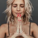 Susan Sideropoulos Instagram - Kleines Lebenszeichen Bin gerade irgendwo zwischen pausieren & kreieren ☺️ Möchte alles etwas ruhiger angehen. Habe gemerkt das ich mich etwas verloren habe, zwischen einer Millionen Ziele und am besten soll auch noch alles zur selben Zeit passieren. Die Dinge hatten gar keine Chance mehr mich zu finden, weil ich zu beschäftigt war schon die nächsten Ziele anzuvisieren. Plus Zuviel Input von Außen *je mehr wir konsumieren, desto weniger können wir erschaffen* Durch meine Lesungen in der letzten Zeit, hatte ich die Möglichkeit all das schlaue Zeug🙃 selbst noch mal zu lesen und in Erinnerung zu rufen (denn nur weil ich es einmal verstanden habe und auch noch aufgeschrieben habe), heißt es längst nicht, das ich immer danach lebe 😝🙈🫣 Wir dürfen uns alle immer mal wieder beobachten und schauen, ob das was wir so täglich machen, auch gut tut, gesund ist und vor allem uns dient. Wenn die Antwort Nein ist - Schritt für schritt- Routinen ändern. Mir geht es mit der Klarheit darüber schon so viel besser🙏🏻 Und bin bereits in Vorfreude auf alle Wunder - die ich sicherlich nun besser erkennen werde💫 Wünsche dir ebenfalls heute einen kleinen Momemt, darüber nachzudenken ❤️ Danke @liesafuchsfotografie für die Momentaufnahme, die wieder mal alles erzählt📸🫶