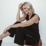 Susan Sideropoulos Instagram - “Du bist so stark” Dieser Satz wird mir gerade so häufig gesagt. Ehrlicherweise sehe ich das nicht so. Ich weine, ich lache, ich falle, ich stehe wieder auf, ich schreie, ich bin kraftlos, ich bin zuversichtlich… Vielleicht bin ich eher mutig?🤷‍♀️ Für mich ist Mut die gesunde Mischung aus ÜberMUT & DeMUT. Springen und dann schwimmen - ist für einige Übermut, für mich bedeutet es Leben❤️ Und alles immer in Demut, mit Respekt und Dankbarkeit für jede kleine neue Chance. Zeit für einen #MUTausbruch? Was darfst du dich heute trauen? Hinterher ärgert man sich meist über die Dinge, die wir nicht gemacht haben 😊 #MagicMonday #photocredit @liesafuchsfotografie #📸
