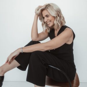 Susan Sideropoulos Instagram - “Du bist so stark” 

Dieser Satz wird mir gerade so häufig gesagt. Ehrlicherweise sehe ich das nicht so. 
Ich weine, ich lache, ich falle, ich stehe wieder auf, ich schreie, ich bin kraftlos, ich bin zuversichtlich…

Vielleicht bin ich eher mutig?🤷‍♀️
Für mich ist Mut die gesunde Mischung aus ÜberMUT & DeMUT.
Springen und dann schwimmen -  ist für einige Übermut, für mich bedeutet es Leben❤️
Und alles immer in Demut, mit Respekt und Dankbarkeit für jede kleine neue Chance.

Zeit für einen #MUTausbruch? 
Was darfst du dich heute trauen?

Hinterher ärgert man sich meist über die Dinge, die wir nicht gemacht haben 😊

#MagicMonday
#photocredit @liesafuchsfotografie #📸