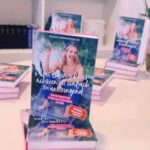 Susan Sideropoulos Instagram - Whoop Whoop Was für ein zauberhafter Buch Launch💙💙💙 𝔻𝕒𝕤 𝕃𝕖𝕓𝕖𝕟 𝕤𝕔𝕙𝕨𝕖𝕣 𝕟𝕖𝕙𝕞𝕖𝕟 𝕚𝕤𝕥 𝕖𝕚𝕟𝕗𝕒𝕔𝕙 𝕫𝕦 𝕒𝕟𝕤𝕥𝕣𝕖𝕟𝕘𝕖𝕟𝕕 Ein Raum gefüllt mit Liebe. Schaut selbst🥰 Riesen großes Dankeschön geht raus an den @gu.verlag das wunderschöne Café @shades.bln 💙 die schönsten Armbänder bald auch in meinem GlücksShop von @sija.at 🌸🌸🌸 Gesungen haben wir auch, ALLE zusammen🥳 #SagEsWeiter mit @marianneneumann_musik und @uwebossert Und DAAANKE an meine lieben Freunde & Kollegen @lauramalinaseiler @tanjabuelter_berlin @jessicaginkel.offiziell @daniel_fehlow @jansosniok @nadine_sosniok @sainabayatpour @dercortez @beilcaroline @carolinkotke @nova_meierhenrich @maikevonbremen @sentamusic @kimfisher_official @lanamuellerofficial @ursulakarven @mooiberlin @rtl_com @gala_magazin @irisrosendahl @bild @actorsconnectionagency #MakeUp @herr.pascal #unbezahltewerbung #wegenmarkierung #toller Menschen ❤️