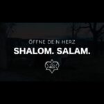 Susan Sideropoulos Instagram - Schaut euch dieses Video an❤️ #ShalomSalam #🕊️ Jedes Jahr findet die @jewrovision statt, der größte jüdische Gesangswettbewerb für Kinder, in ganz Europa. Die jüdischen Jugendzentren in ganz Deutschland bereiten sich mit all ihrer Leidenschaft Monate auf dieses Event vor (bei dem ich seit vielen Jahren in der Jury sitze). Das ganze ist wie die Eurovision aufgebaut. Die Kids bekommen ein Thema, drehen einen Vorstellungsvideo, schreiben einen Song und stellen eine Show auf die Bühne. In diesem Jahr hat Stuttgart gewonnen, sowohl für ihre Performance, als auch für das beste Video. Und dieses wollte ich unbedingt mit euch teilen. Dieser kleine Film hat mein Herz berührt und mir kamen die Tränen. Ein großes Dankeschön an das Jugenzentrum @juze_halev ❤️ „Wir können Kriege nicht stoppen, doch wir können HIER für Frieden sorgen“ Es ist Zeit sich im *gemeinsamen* Schmerz und der Machtlosigkeit zu begegnen, in Mitgefühl und Offenheit. Wer an diesem Punkt noch immer aufwiegt oder nicht versteht, das wir alle die Verantwortung tragen, für ein friedliches Miteinander HIER - hat den Blick für die Menschlichkeit verloren🙏🏻 Öffne dein Herz #ShalomSalam #🕊️ #duDarfstEsGerneTeilen
