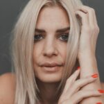 Susan Sideropoulos Instagram - Ich habe vor ein paar Tagen ein unmissverständlichen Post FÜR Frieden abgesetzt. Und trotzdem bekomme ich viele Nachrichten mit Vorwürfen und anfreindungen. Und genau DA sehe ich das Problem! Ich wiederhole mich gerne: Ich habe mich immer für BEIDE Seiten ausgesprochen. Jeder Tag, an dem dieser Krieg weiter geht, ist einer Zuviel. Jedes zivile Menschenleben in Gaza das durch diesen furchtbaren Krieg sein Leben lassen musste, ist eines Zuviel! In einem Krieg gibt es nur Verlierer. Und ich wiederhole mich auch gerne nochmal mit meinem eigentlichen Anliegen aus meinem Post , von welchem ich dachte, es wäre unmissverständlich. “Wer wirklich FÜR Frieden im nahen Osten oder in irgendeinem Kriegsgebiet ist, - hört auf, sich lautstark GEGEN eine Seite zu stellen, sondern wird IMMER laut und sichtbar FÜR die Menschlichkeit und FÜR eine Koexistenz sein. Für ein friedliches Miteinander” Auch wenn wir nicht die Macht haben DORT eine Lösung zu finden - wir haben die Macht - HIER eine Lösung zu finden! Und Anfeindungen, der unbedingte Drang recht zu haben, null Empathie, keine möglichen Gespräche und Ausgrenzung - gehören für mich NICHT dazu! Was aktuell rund um den #ESC passiert, ist das beste Beispiel. Diese hasserfüllten Proteste, respektloses verhalten der anderen Künstler und das gut heißen der Gesellschaft, ist in meinen Augen das Gegenteil von einem Versuch, den *einzelnen Menschen* zu sehen und die Menschlichkeit nicht zu verlieren. Musikalische und sportliche Wettbewerbe sollten ein unpolitischer Ort sein, der für Begegnung, Offenheit und Toleranz, stehen sollte. Lasst uns wieder den Versuch starten, den einzelnen Menschen zusehen und für den Wimpernschlag an Zeit hier auf der Welt, uns mit #Nächstenliebe zu begegnen ❤️