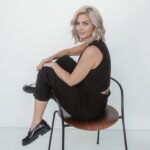 Susan Sideropoulos Instagram - “Du bist so stark” Dieser Satz wird mir gerade so häufig gesagt. Ehrlicherweise sehe ich das nicht so. Ich weine, ich lache, ich falle, ich stehe wieder auf, ich schreie, ich bin kraftlos, ich bin zuversichtlich… Vielleicht bin ich eher mutig?🤷‍♀️ Für mich ist Mut die gesunde Mischung aus ÜberMUT & DeMUT. Springen und dann schwimmen - ist für einige Übermut, für mich bedeutet es Leben❤️ Und alles immer in Demut, mit Respekt und Dankbarkeit für jede kleine neue Chance. Zeit für einen #MUTausbruch? Was darfst du dich heute trauen? Hinterher ärgert man sich meist über die Dinge, die wir nicht gemacht haben 😊 #MagicMonday #photocredit @liesafuchsfotografie #📸