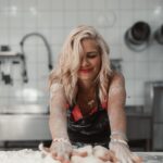 Susan Sideropoulos Instagram - Aaaahhhhh hahahahahah Das ich mal diese Ankündigung schreiben würde, hätte wohl niemand gedacht - vor allem nicht ICH 😂😂😂 🥁 Ich bin in der neues Staffel „Das große Promi backen“ dabei. Das Spektakel startet am Valentinstag 14.2 um 20.15 Uhr in @sat.1 Liebe Leute, ich kann euch jetzt schon sagen - das wird der absolute Wahnsinn! Ich habe die 24 Jahre die ich nun im TV unterwegs bin, ALLES mit kochen und backen abgesagt, weil ich es weder mag noch kann🙈 Ob sich das geändert hat??? Schaltet unbedingt ein. Und an dieser Stelle erstmal das aller größte DANKESCHÖN an meinen wundervollen BackCoach @martin_richard_wittwer der mir das backen, mit seinem tollen Team, in seiner Backstube @konditoreiw versucht hat beizubringen ☺️ Was für ein Abenteuer🎂 #dasgrossepromibacken @dasgrossebacken @tower_productions #sweetestTeam 🎂 @enieimturm @christian_huembs @bettinaschliephakeburchardt @panagiota_petridou @alexandra.rietz @raulrichter @julianfmstoeckel @maditavanhuelsen @mathiasmester @simon_gosejohann_ @actorsconnectionagency #MakeUp @herr.pascal #photocredit #lovely @liesafuchsfotografie #gruppenbild @pflugfotografie #unbezahltewerbung #wegenmarkierung