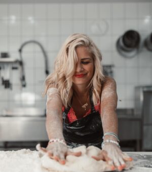 Susan Sideropoulos Instagram - Aaaahhhhh hahahahahah

Das ich mal diese Ankündigung schreiben würde, hätte wohl niemand gedacht - vor allem nicht ICH 😂😂😂

🥁 Ich bin in der neues Staffel „Das große Promi backen“ dabei. Das Spektakel startet am Valentinstag 14.2 um 20.15 Uhr in @sat.1 

Liebe Leute, ich kann euch jetzt schon sagen - das wird der absolute Wahnsinn! 

Ich habe die 24 Jahre die ich nun im TV unterwegs bin, ALLES mit kochen und backen abgesagt, weil ich es weder mag noch kann🙈 
Ob sich das geändert hat???
Schaltet unbedingt ein. 

Und an dieser Stelle erstmal das aller größte DANKESCHÖN an meinen wundervollen BackCoach @martin_richard_wittwer der mir das backen, mit seinem tollen Team, in seiner Backstube @konditoreiw versucht hat beizubringen ☺️

Was für ein Abenteuer🎂

#dasgrossepromibacken @dasgrossebacken @tower_productions 
#sweetestTeam 🎂
@enieimturm @christian_huembs 
@bettinaschliephakeburchardt
@panagiota_petridou 
@alexandra.rietz 
@raulrichter 
@julianfmstoeckel 
@maditavanhuelsen 
@mathiasmester 
@simon_gosejohann_ 
@actorsconnectionagency 
#MakeUp @herr.pascal 

#photocredit #lovely @liesafuchsfotografie 
#gruppenbild @pflugfotografie 
 #unbezahltewerbung #wegenmarkierung