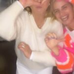 Susan Sideropoulos Instagram - #MondayDance 🥳 Bester Wochenstart mit #TeamHerz @marijkeamado feat. #LieblingsFrauen @sentahood_official @sentamusic 🩷🩷🩷 Was haben wir wohl gefeiert? #MagicMonday #WirSindSoFrohDasWirMädchenSind