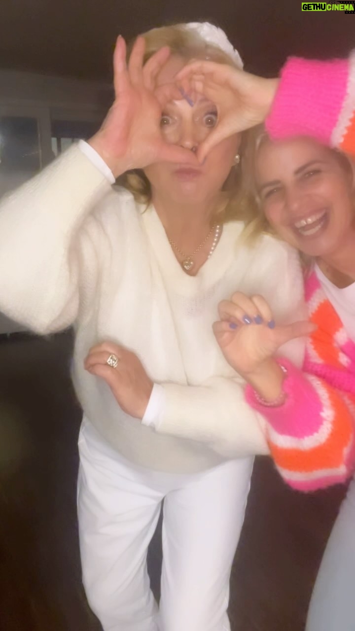 Susan Sideropoulos Instagram - #MondayDance 🥳 Bester Wochenstart mit #TeamHerz @marijkeamado feat. #LieblingsFrauen @sentahood_official @sentamusic 🩷🩷🩷 Was haben wir wohl gefeiert? #MagicMonday #WirSindSoFrohDasWirMädchenSind