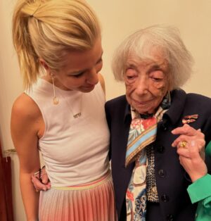 Susan Sideropoulos Instagram - Wenn @kudamm59.dasmusical nicht schon ein unglaublich tolles Highlight war - wurde unser grandioser Abend noch mit einem wunderschönen MagicMoment gekrönt.
Unsere Begegnung mit Margot Friedländer, die mit einmal direkt neben uns im Theater saß❤️

Ich war schon durch das Stück total emotional - ein Feuerwerk an grandiosen Songs, MEGA Cast - einer meiner LieblingsFilme perfekt auf die Bühne gebracht👏🏻👏🏻👏🏻

Und dann die Worte von Margot.
“Sei doch einfach Mensch” 

Lasst uns gemeinsam mit ihrem Beispiel voran gehen. Wenn eine Frau mit 102 Jahren und ihren Erfahrungen,schafft jeden Menschen, mit Liebe zu sehen, sollten wir es doch ebenso schaffen ❤️

Danke #MargotFriedländer 

#menschlichkeit 🕊️