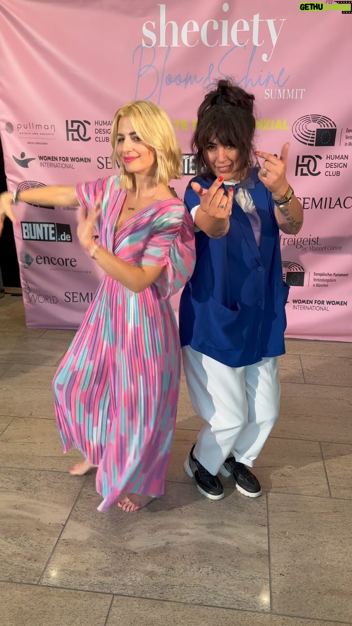Susan Sideropoulos Instagram - #MondayDance Vorsicht OHRWURM Heute zu dem MEGA Song meiner Freundin @studioartemell 💙💙💙 Sie kann einfach alles (Räume einrichten, wie unser zu Hause oder im TV, als Speakerin andere ermutigen ihren Träume wahr werden zu lassen oder jetzt eben einfach zu singen als @leevelvetmusic , weil das Herz es ihr sagt❤️ Emell, du bist eine ganz große Inspiration für mich🌸🌸🌸 @sheciety.club @farinadeutschmann @junecoco_official @___missmimi___ @maikevonbremen @artemell_official @land_grazien #Outfit @mooiberlin Link zum Song in meiner Story #unbezahltewerbung #WeilIchsLieb