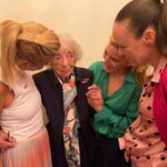 Susan Sideropoulos Instagram - Wenn @kudamm59.dasmusical nicht schon ein unglaublich tolles Highlight war - wurde unser grandioser Abend noch mit einem wunderschönen MagicMoment gekrönt. Unsere Begegnung mit Margot Friedländer, die mit einmal direkt neben uns im Theater saß❤️ Ich war schon durch das Stück total emotional - ein Feuerwerk an grandiosen Songs, MEGA Cast - einer meiner LieblingsFilme perfekt auf die Bühne gebracht👏🏻👏🏻👏🏻 Und dann die Worte von Margot. “Sei doch einfach Mensch” Lasst uns gemeinsam mit ihrem Beispiel voran gehen. Wenn eine Frau mit 102 Jahren und ihren Erfahrungen,schafft jeden Menschen, mit Liebe zu sehen, sollten wir es doch ebenso schaffen ❤️ Danke #MargotFriedländer #menschlichkeit 🕊️